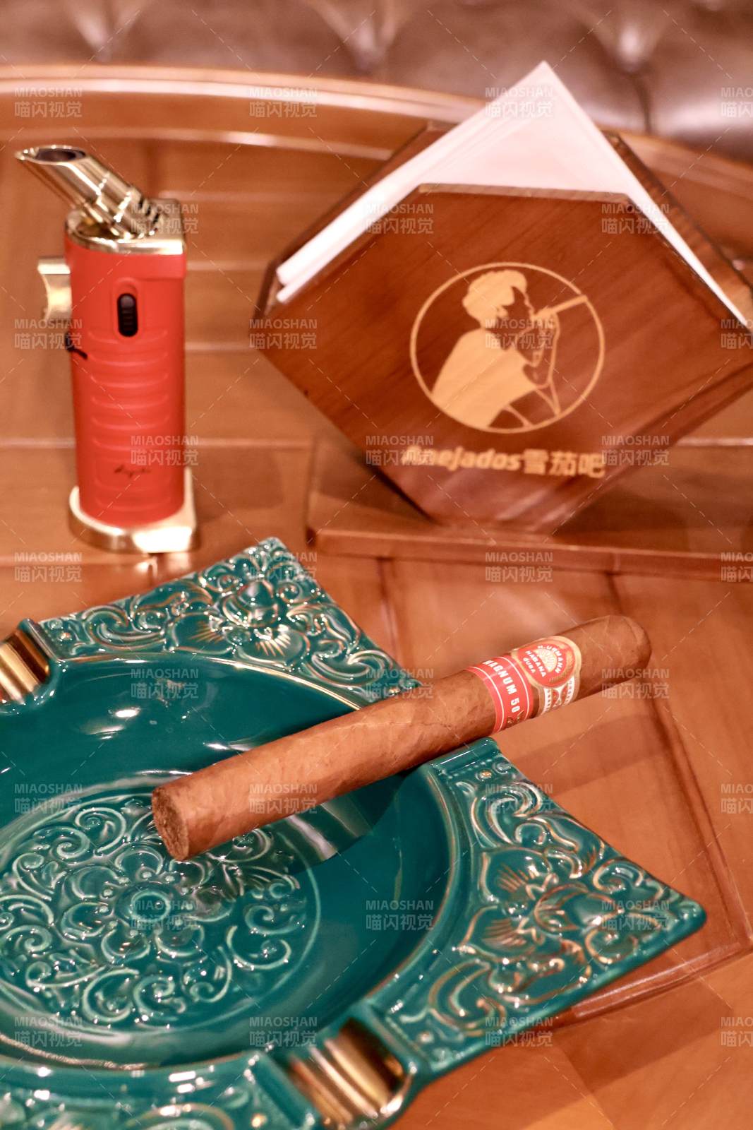 雪茄与烟灰缸的静谧时光图片