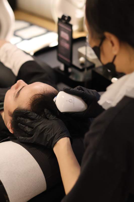 美容师进行面部护理图片