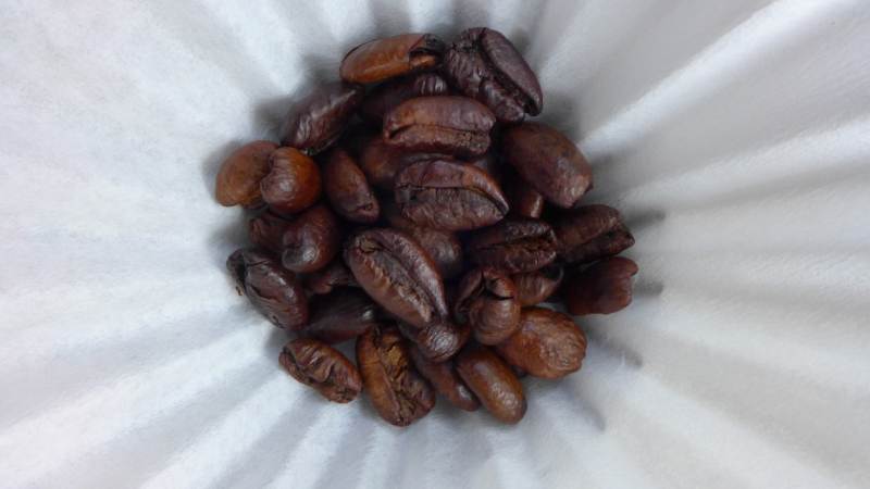 咖啡豆在滤纸上的特写图片