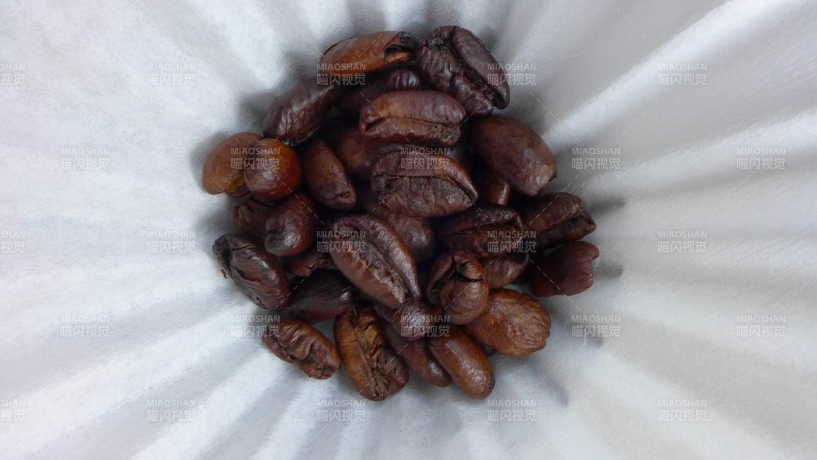 咖啡豆在滤纸上的特写图片