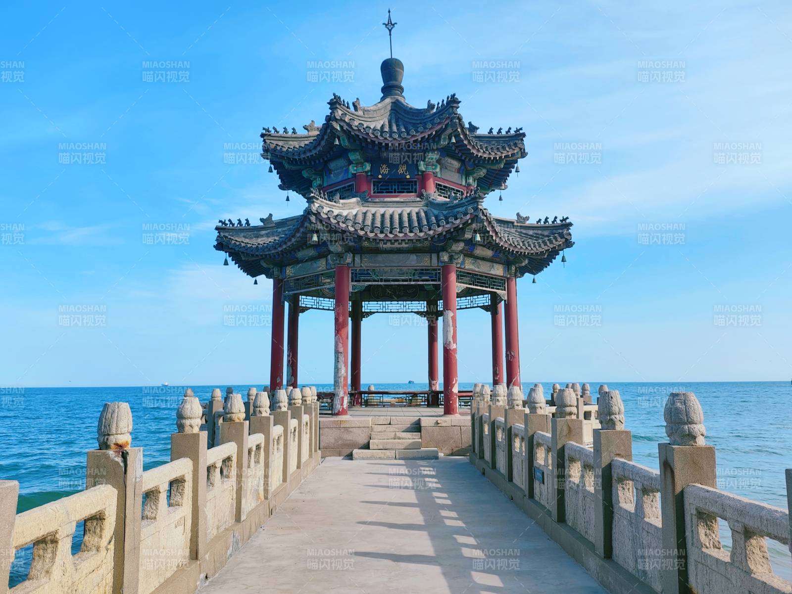 中国河北秦皇岛山海关-老龙头景区的古亭图片