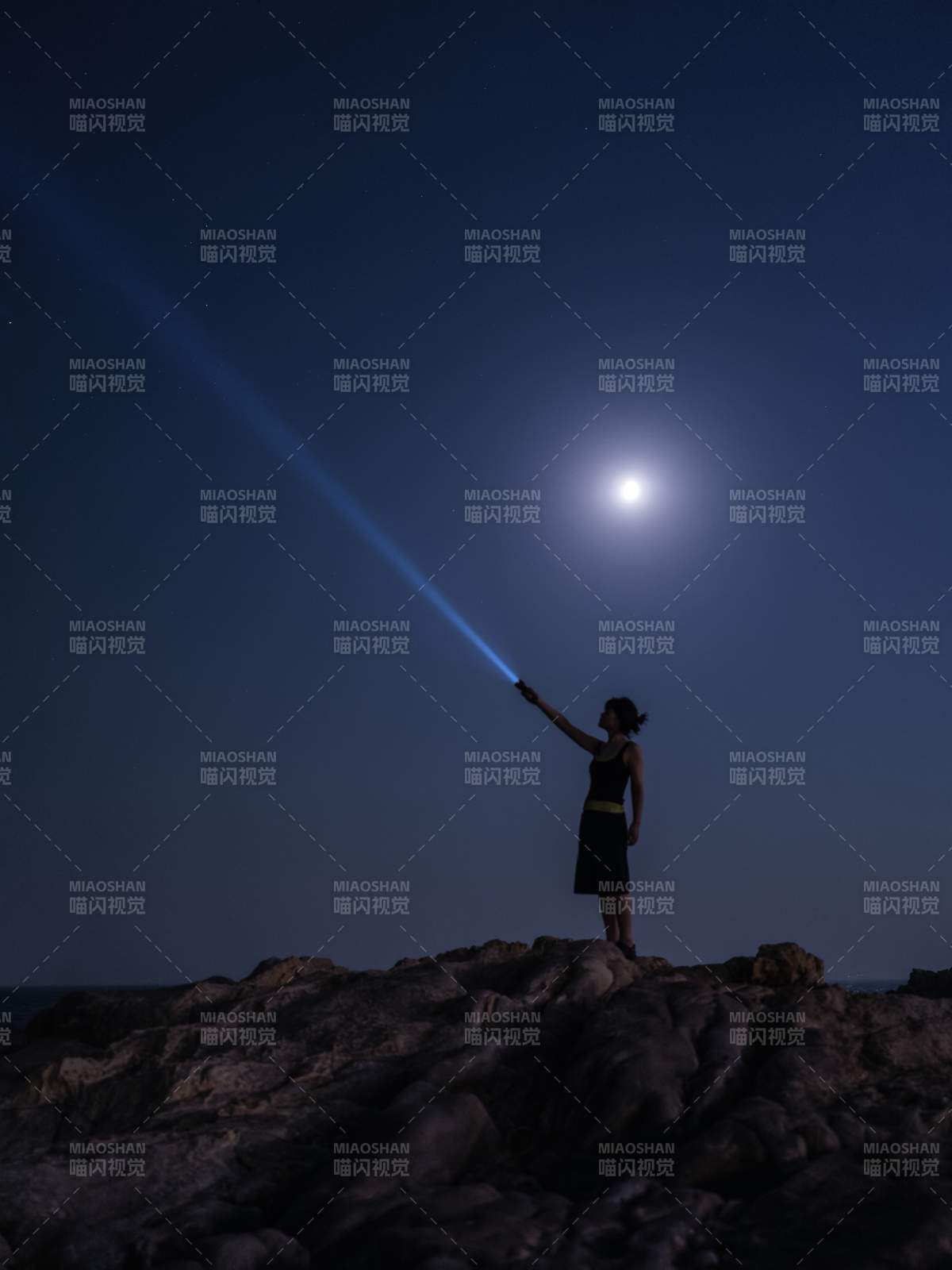 夜空下的光之指引图片