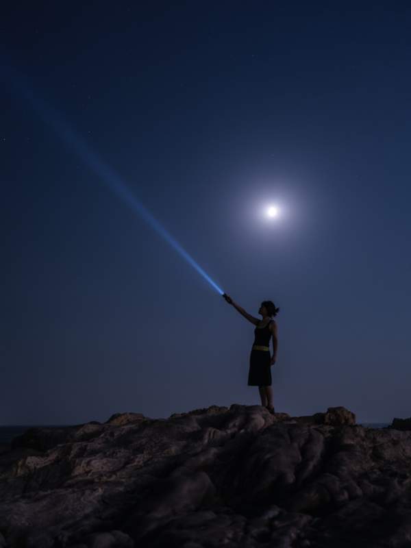 夜空下的光之指引图片