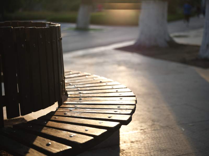 夕阳下的公园长椅图片