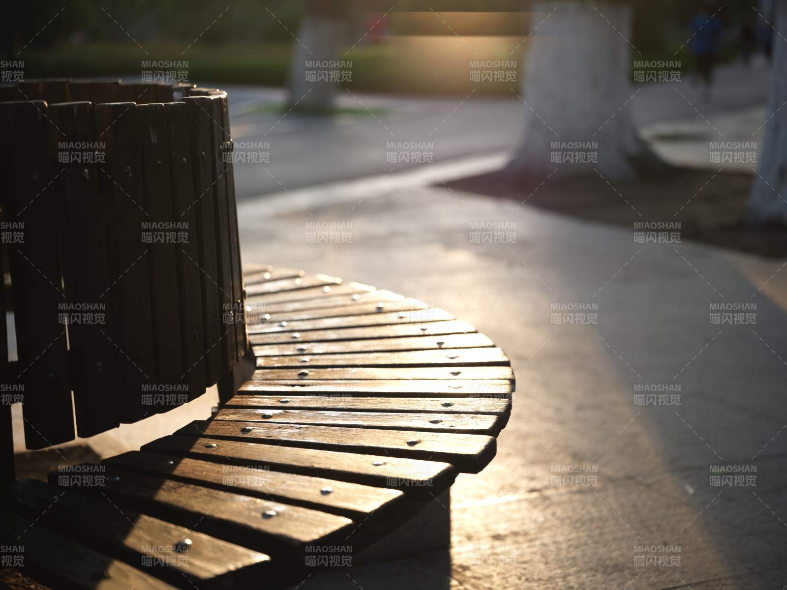 夕阳下的公园长椅图片