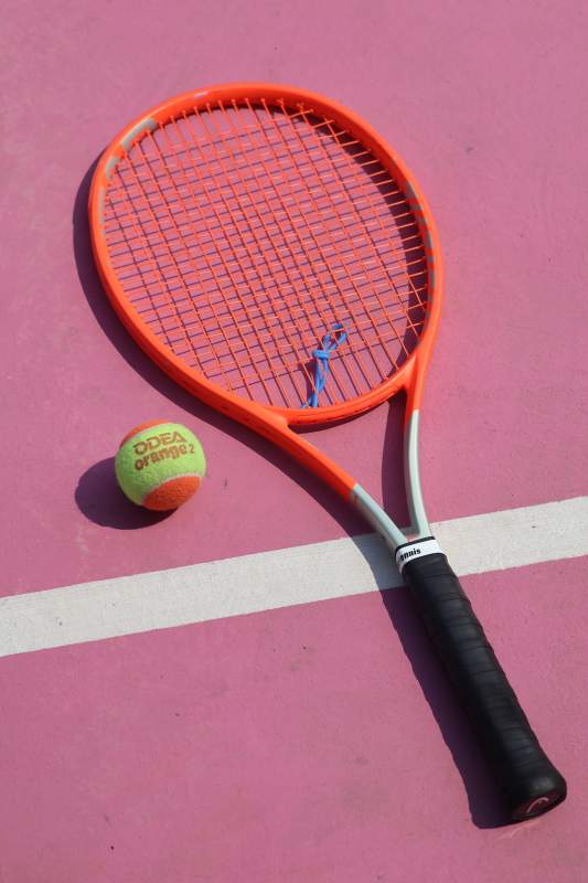 橙色网球拍与球图片