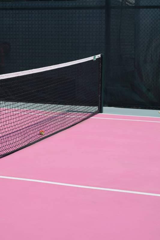 粉色网球场地静谧一角图片