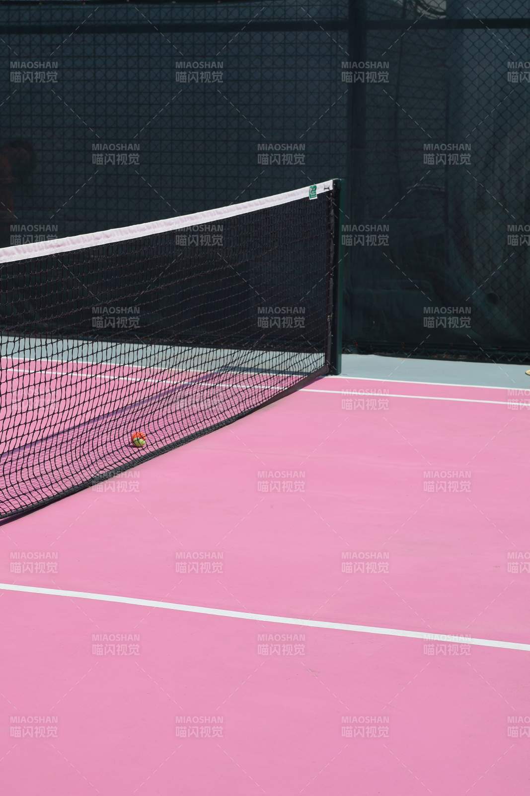 粉色网球场地静谧一角图片