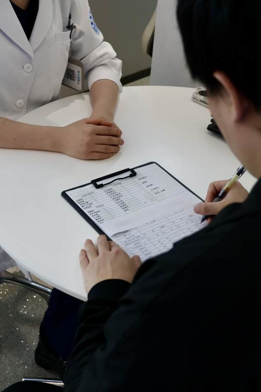 医生与患者填写医疗表格图片