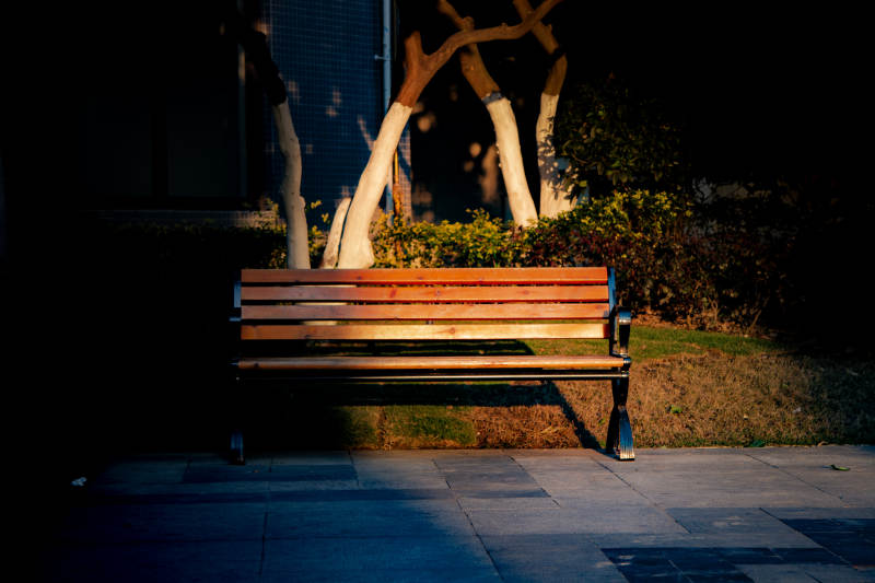 黄昏中的空荡长椅图片