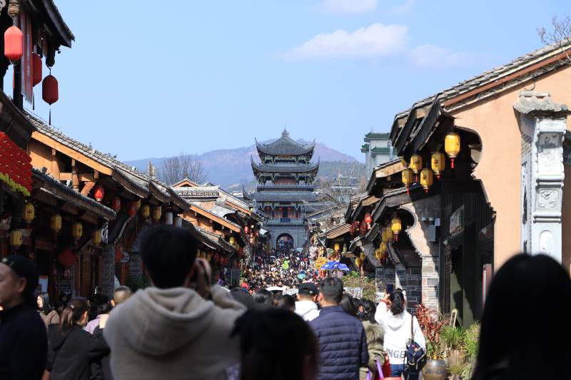 古镇繁华街景图片