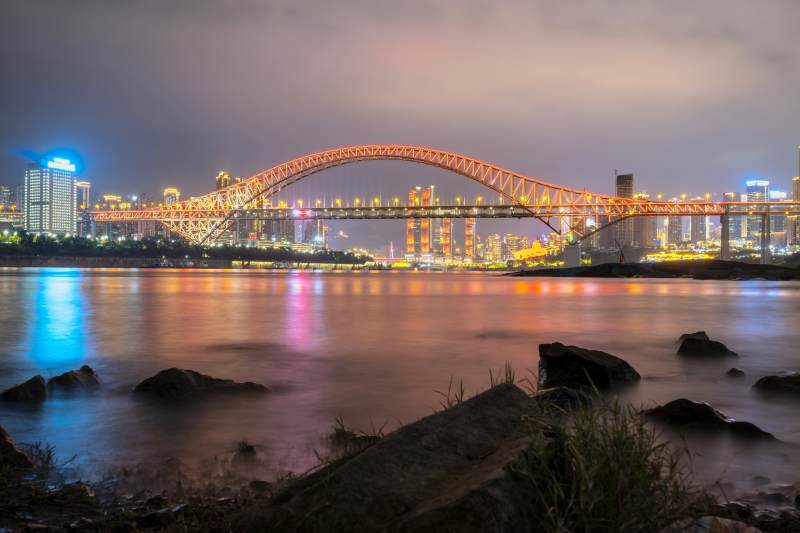 重庆 夜景中的红色拱桥图片