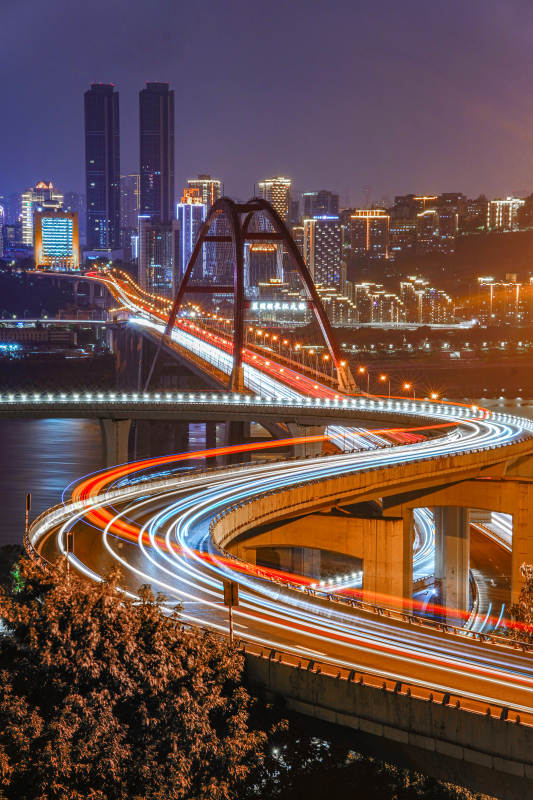 重庆夜景中的城市立交桥图片