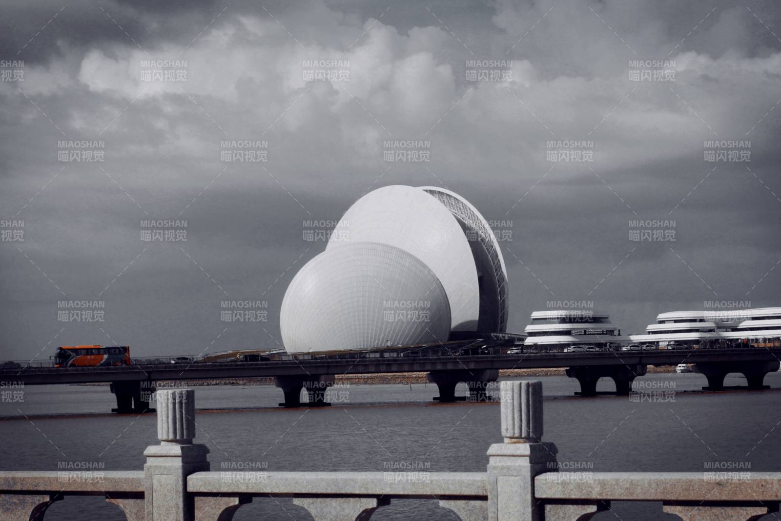 珠海日月贝和现代公交车同框图片