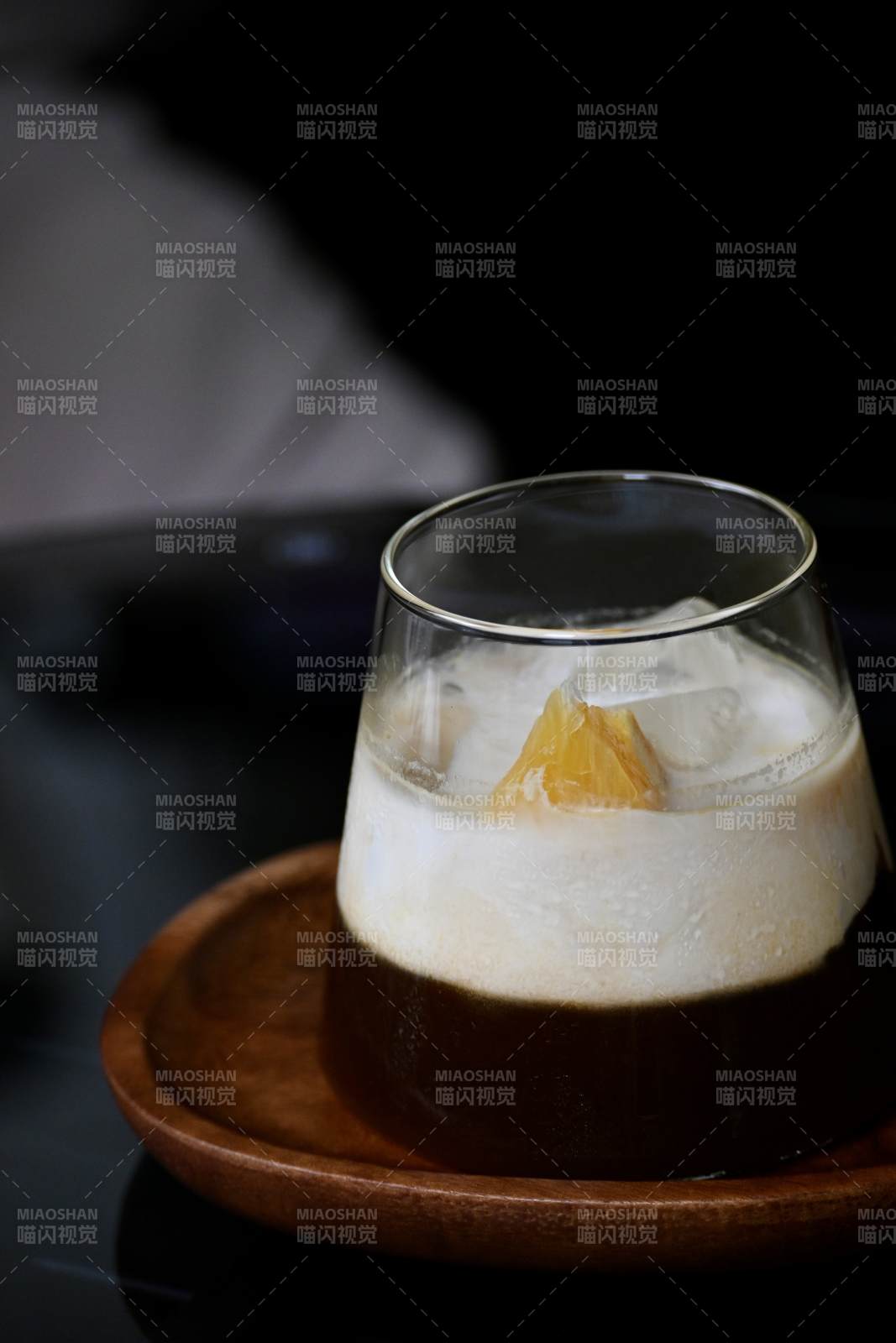 冰咖啡与橙片的完美结合图片