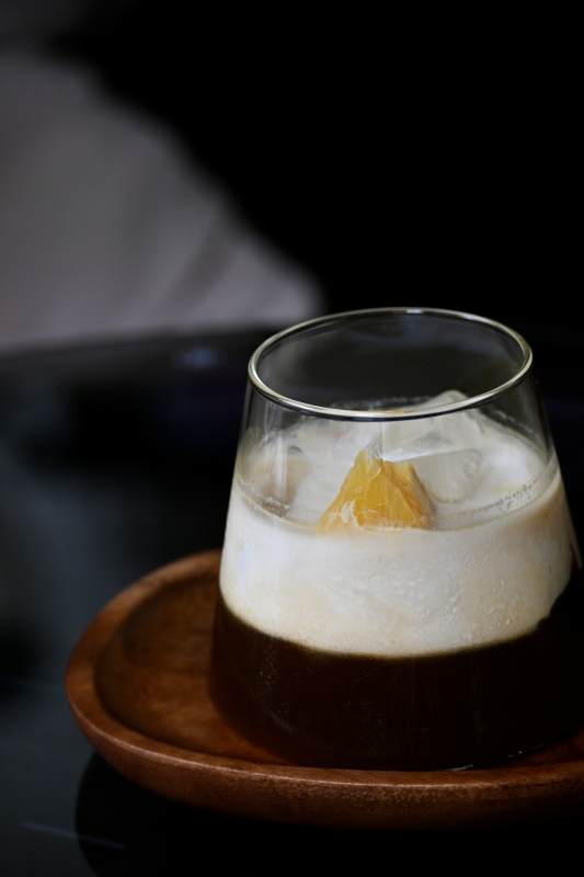 冰咖啡与橙片的完美结合图片