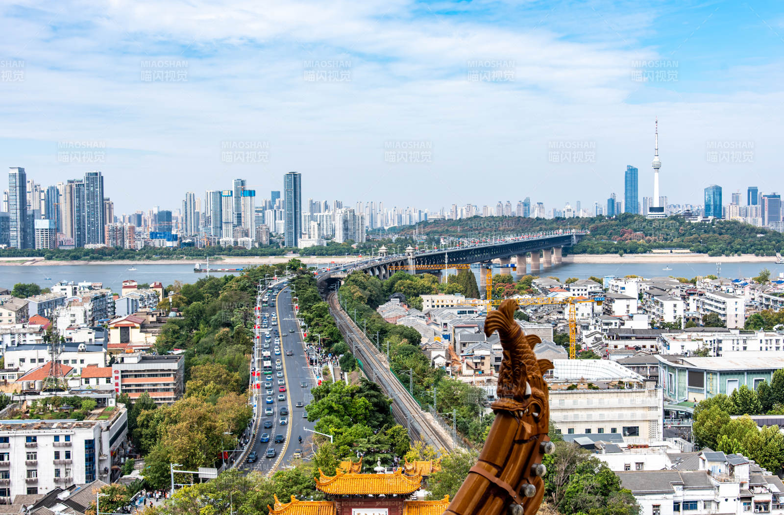 黄鹤楼眺望武汉长江大桥和晴空阁图片
