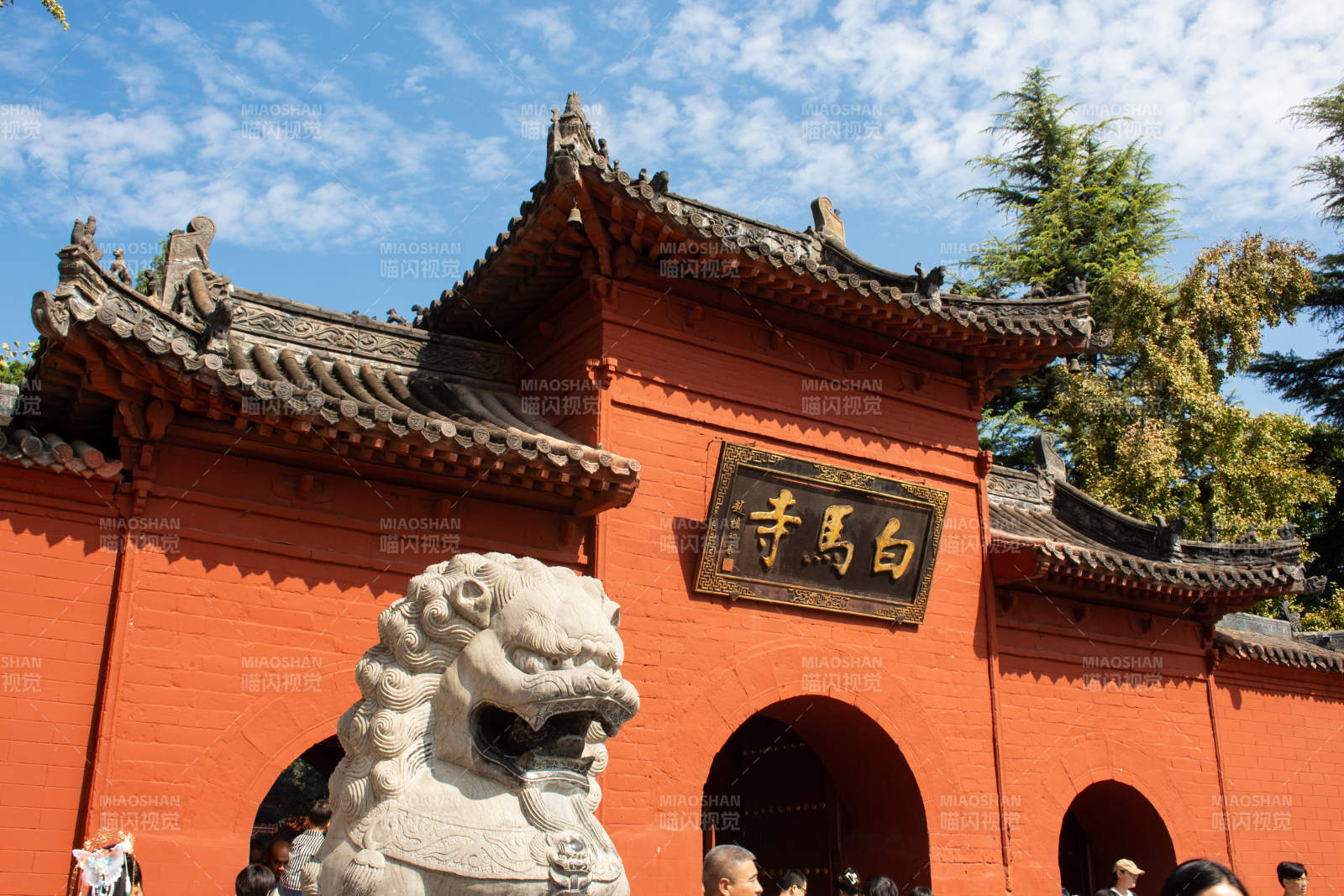 洛阳白马寺和门前石狮守卫图片