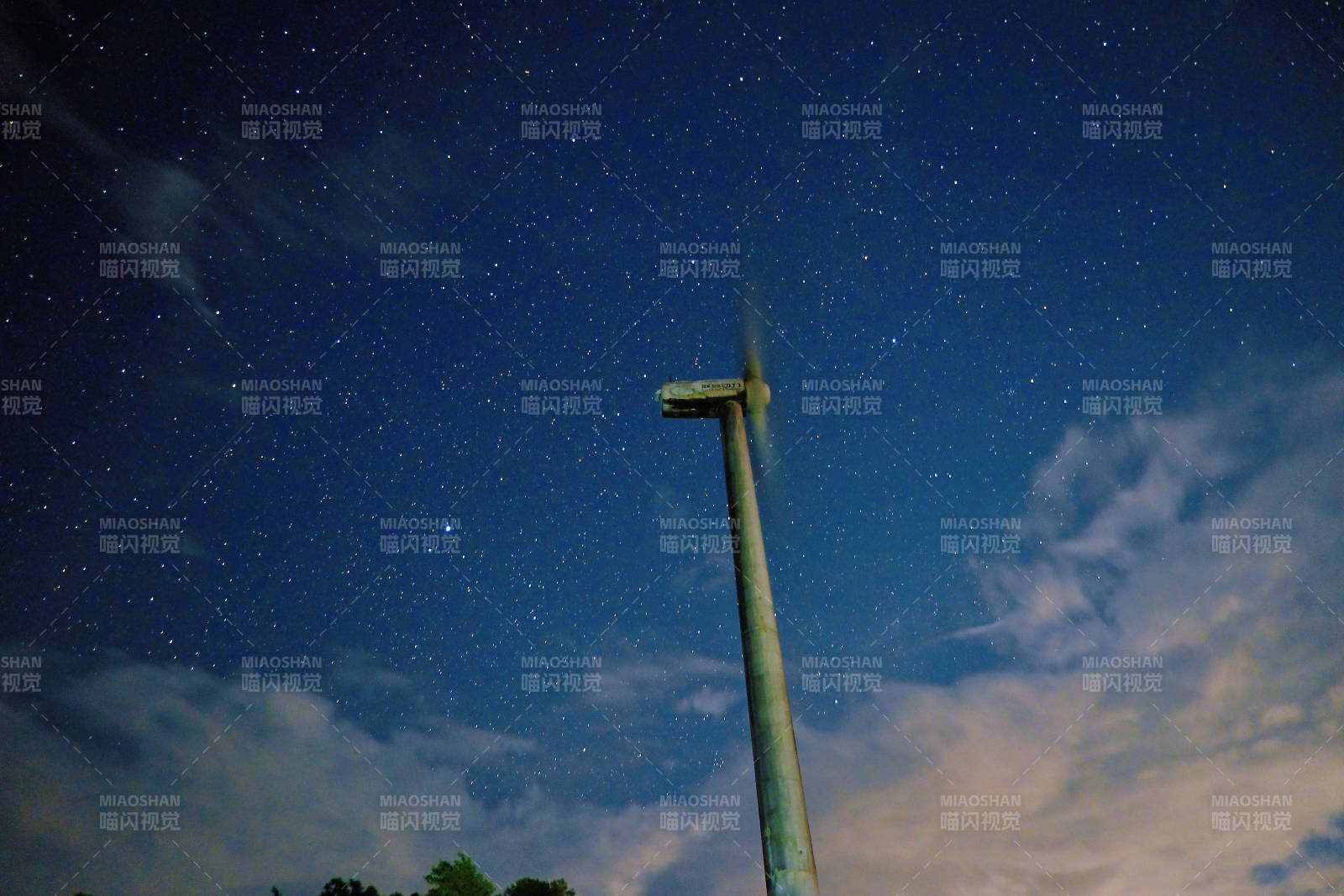 夜空下的风车与星辰图片