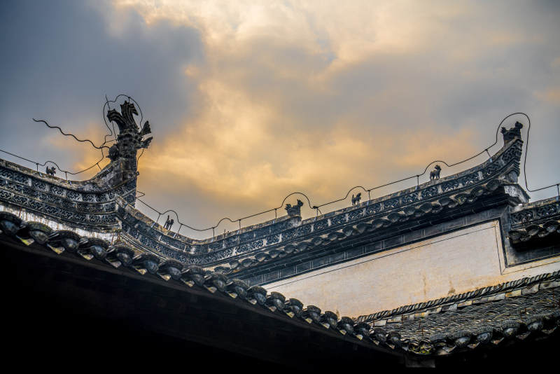 古建筑飞檐下的黄昏天空图片