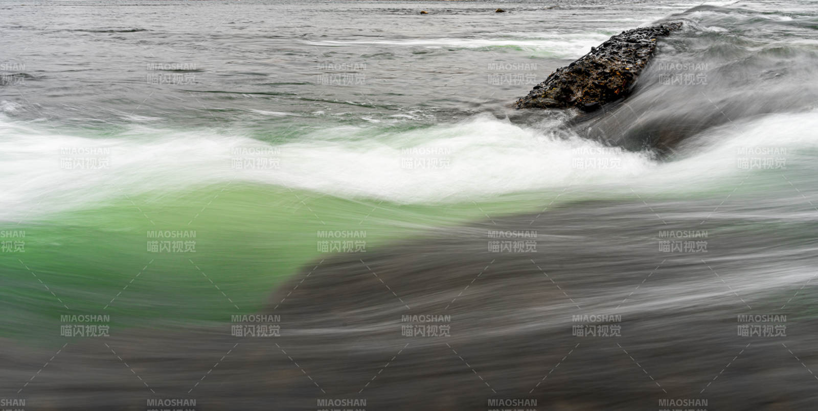 海浪拍打岩石的瞬间图片