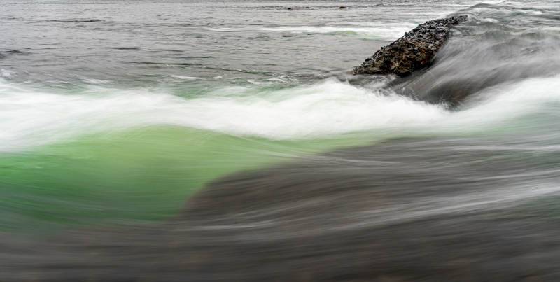 海浪拍打岩石的瞬间图片