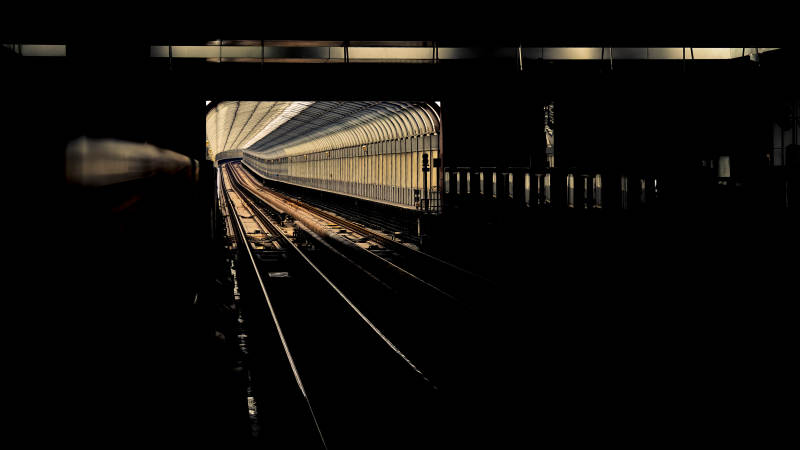 地铁隧道光影交错图片