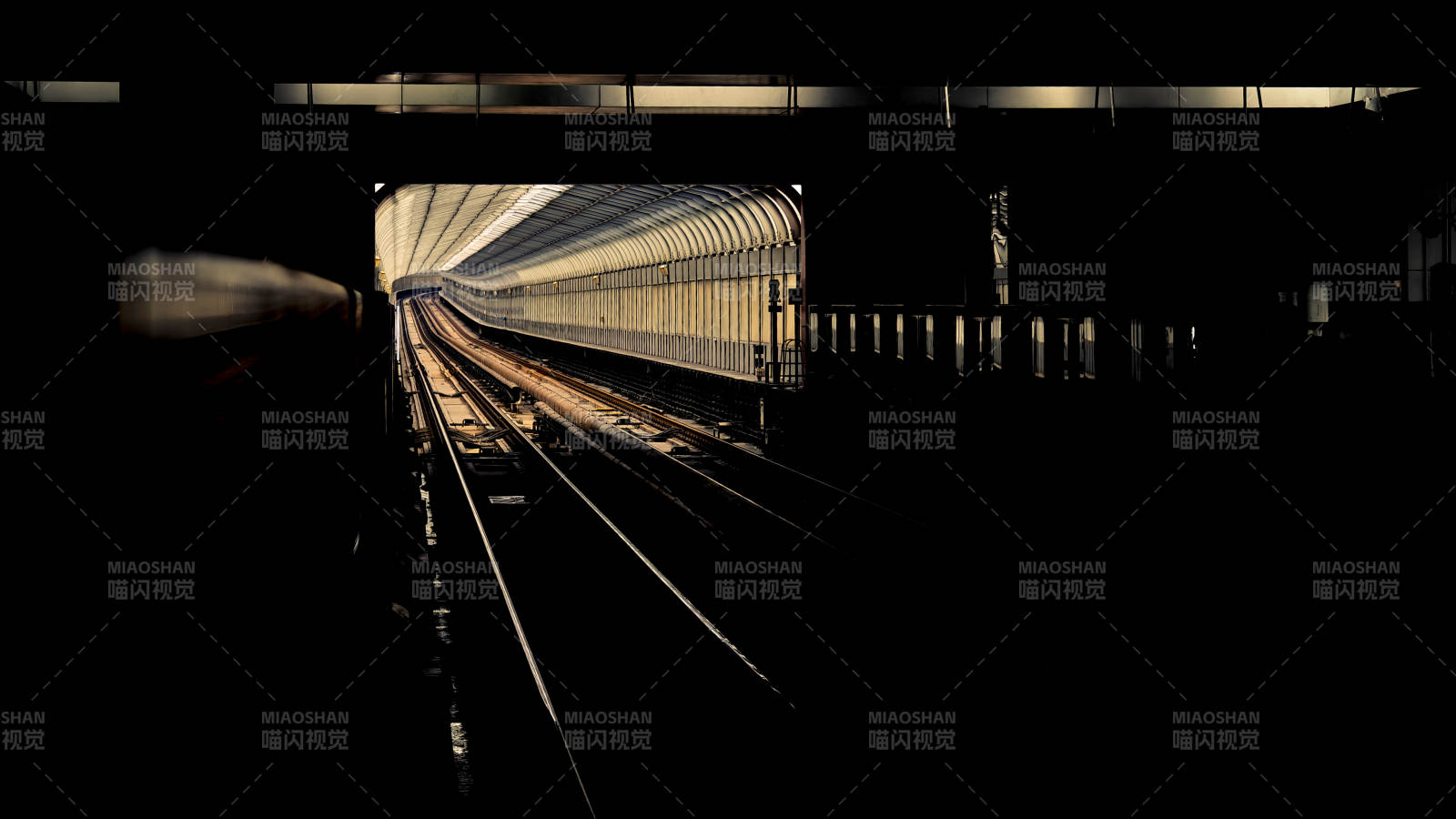 地铁隧道光影交错图片