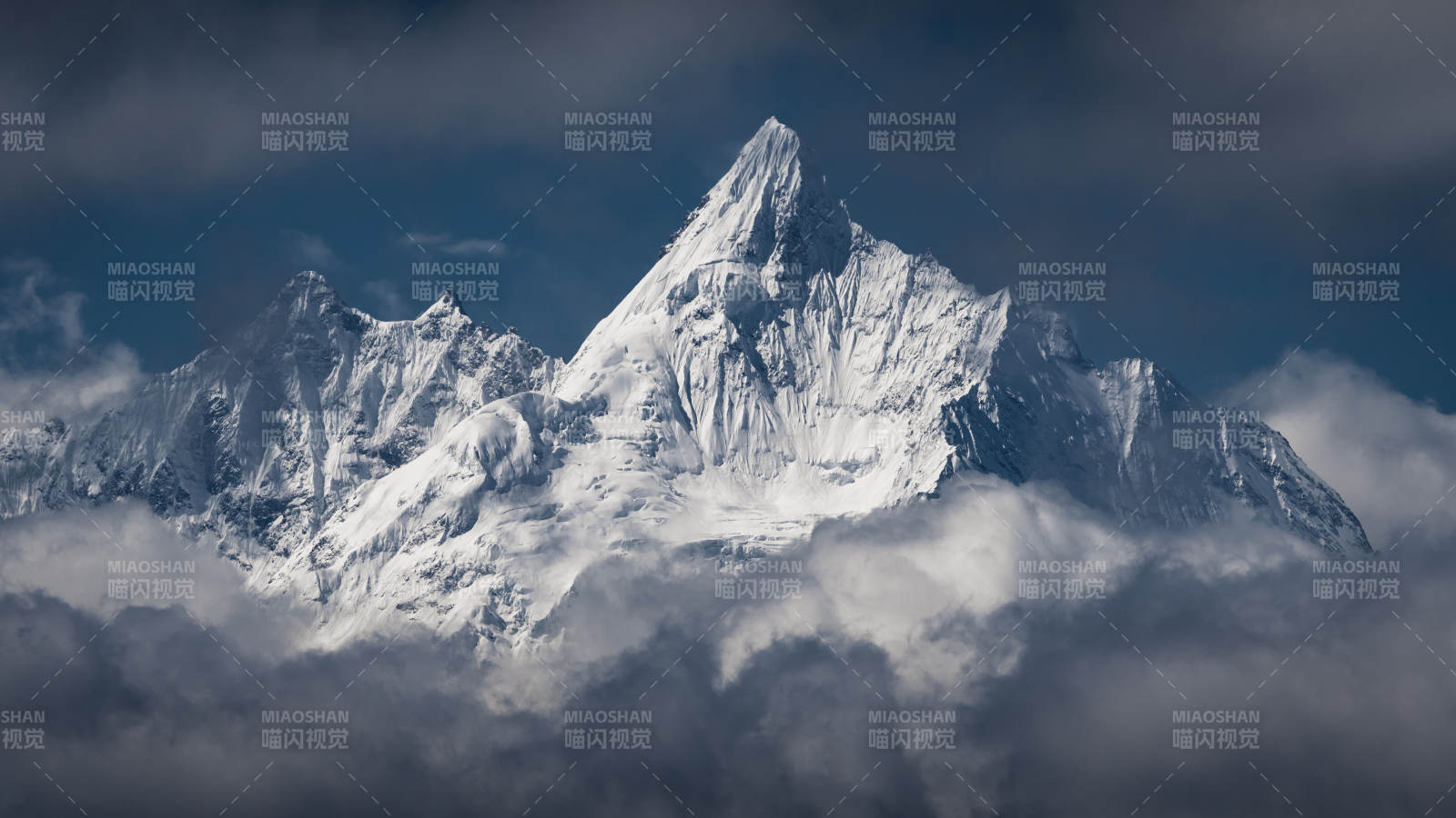 梅里雪山之巅 云雾缭绕图片