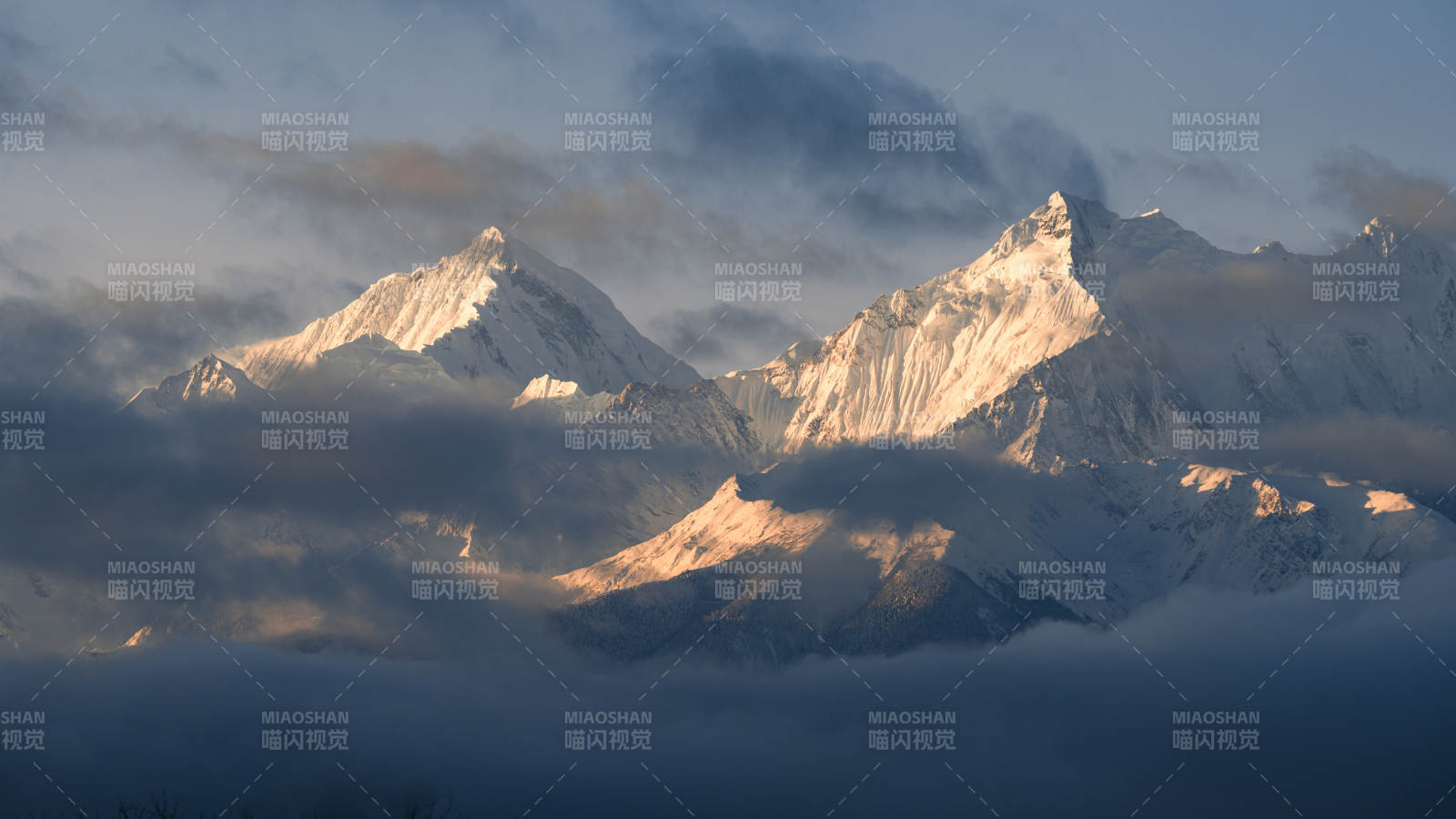 梅里雪山日照金山云海图片