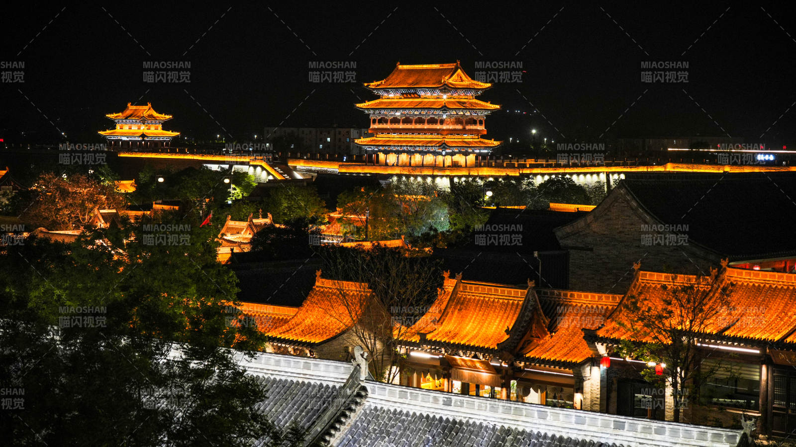 山西忻州古城夜景古建筑群灯火辉煌图片