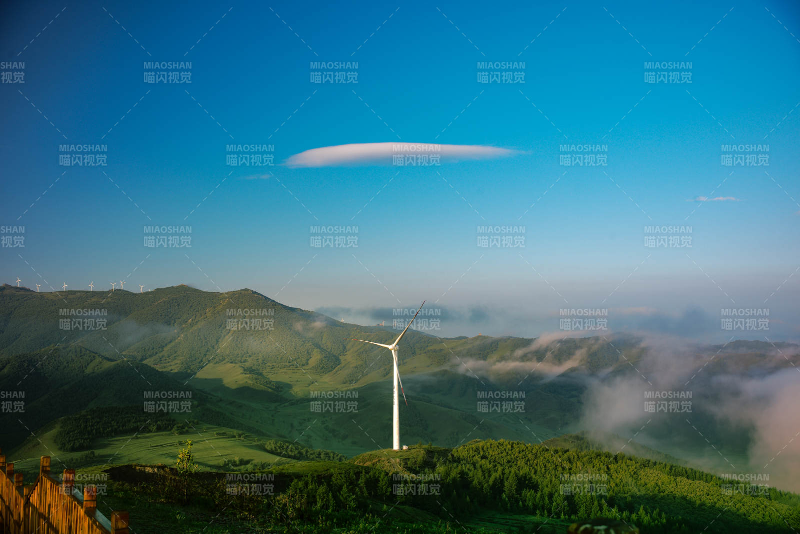 张北草原天路风车山峦云海日出图片