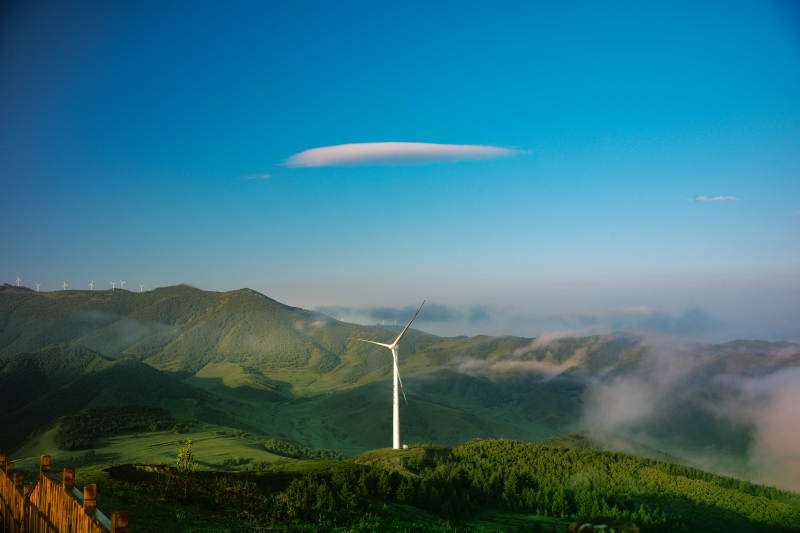 张北草原天路风车山峦云海日出图片