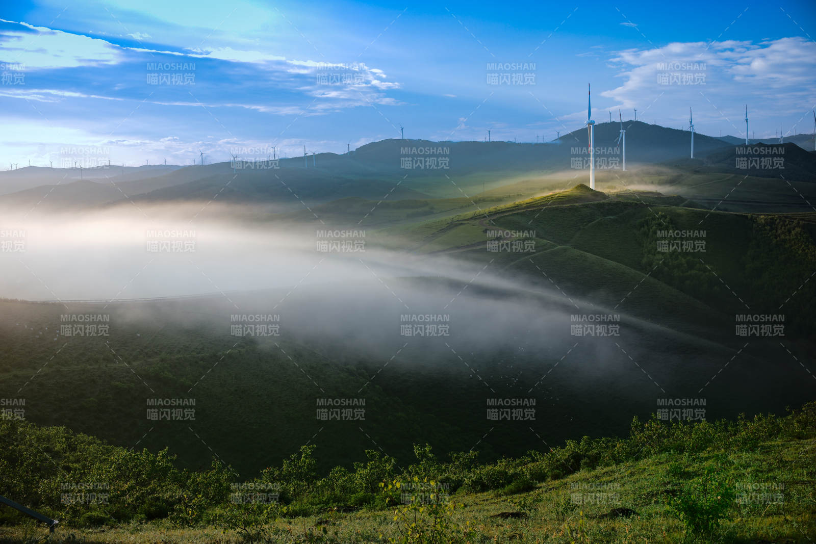 张北草原天路风车山雾晨曦图图片