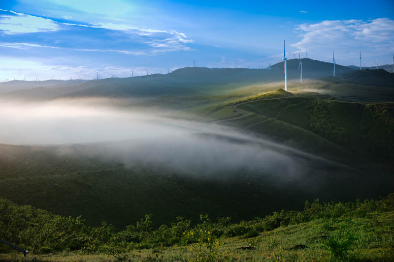 张北草原天路风车山雾晨曦图图片