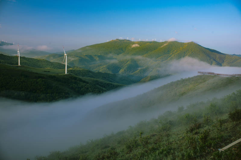 张北草原天路山间云海与风车图片