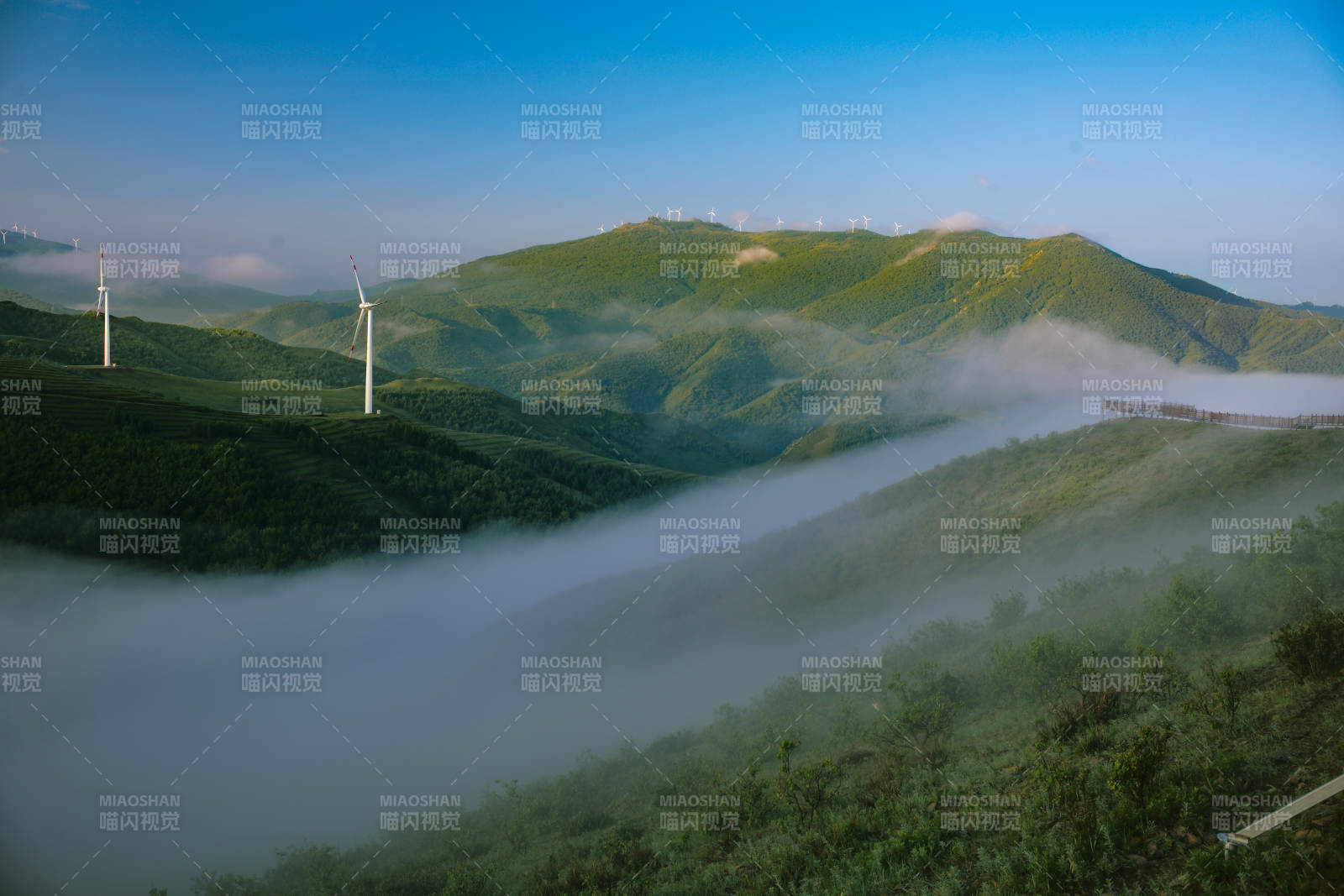 张北草原天路山间云海与风车图片