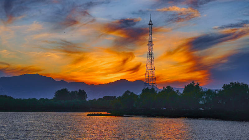 夕阳下的塔影湖光图片
