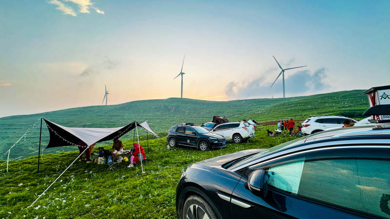 草原露营 风车相伴图片