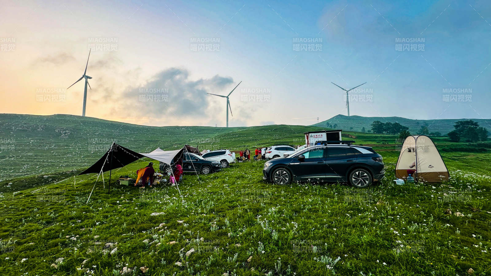 草原露营 风车相伴图片