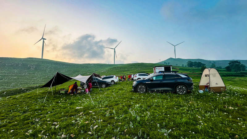 草原露营 风车相伴图片