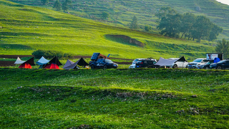 河北蔚县西刑岭村山上草原露营 帐篷与车影图片