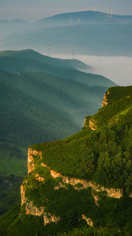 河北蔚县西刑岭村云海山峦 风车点缀图片