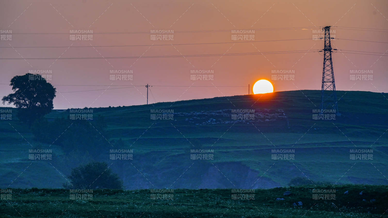 河北蔚县西刑岭村高山上夕阳西下 田野静谧图片