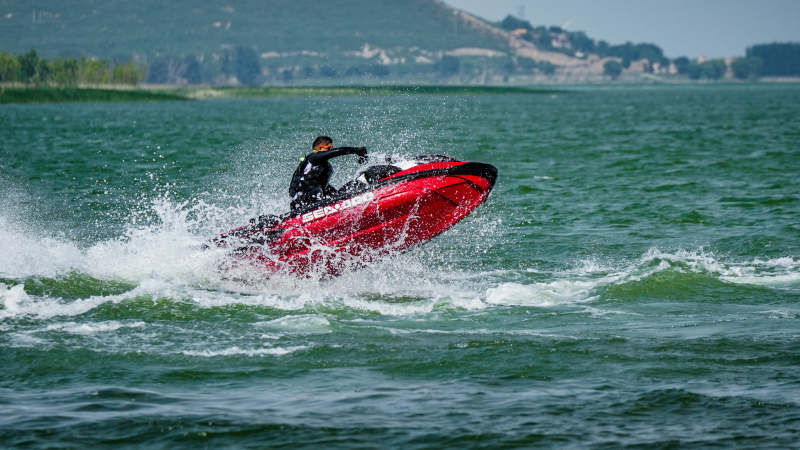 水上摩托疾驰溅水图片