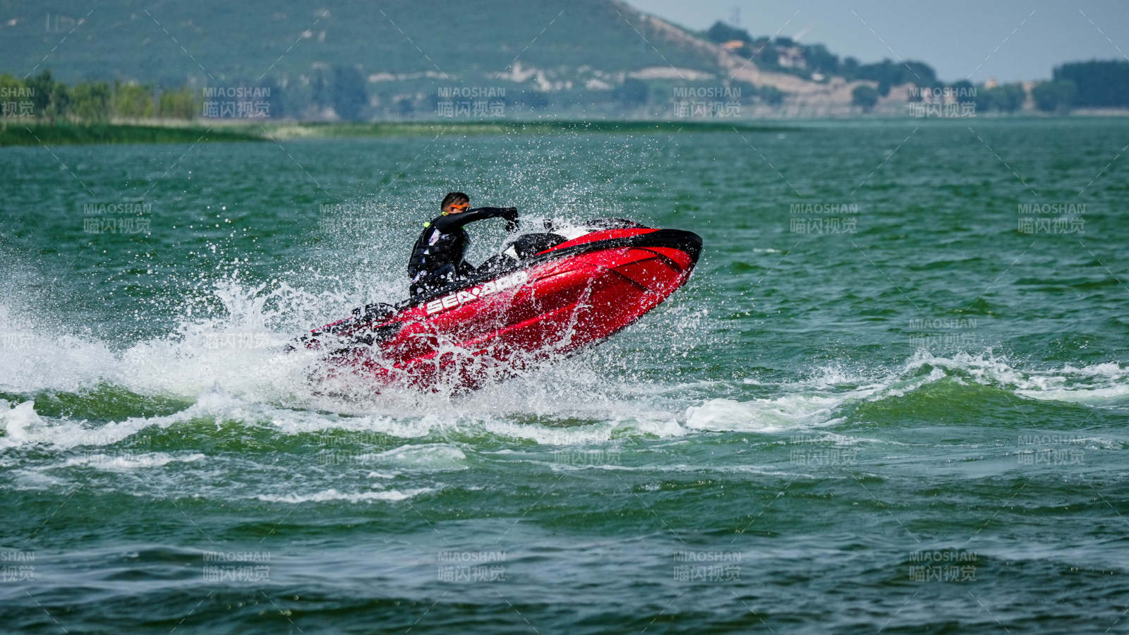 水上摩托疾驰溅水图片