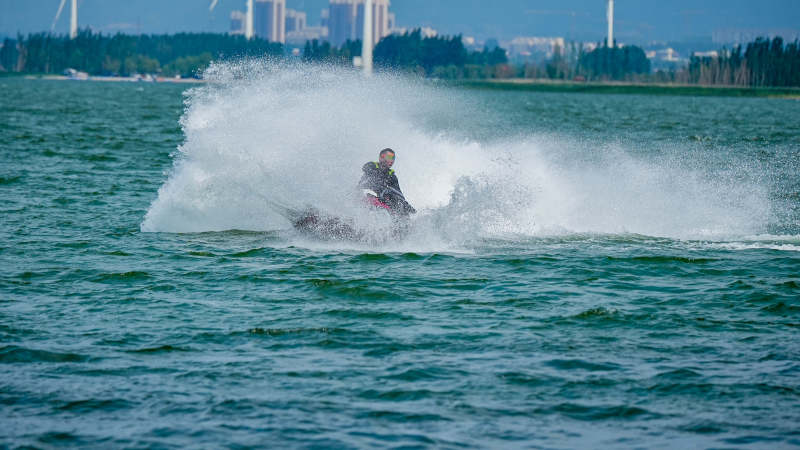 水上摩托疾驰溅水花图片