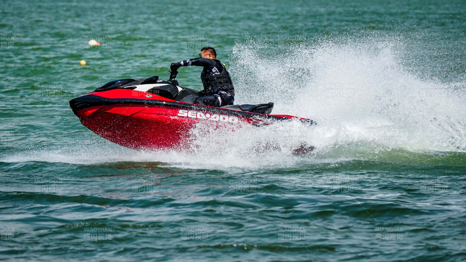 水上摩托疾驰溅水花图片