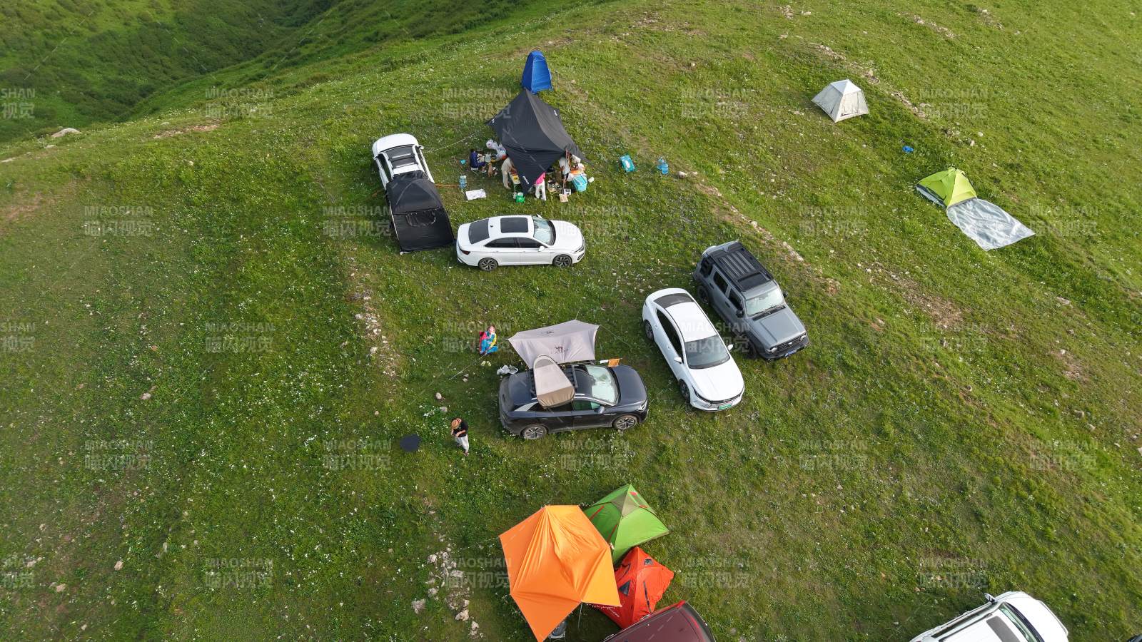 高山露营 车帐篷共聚美景图片