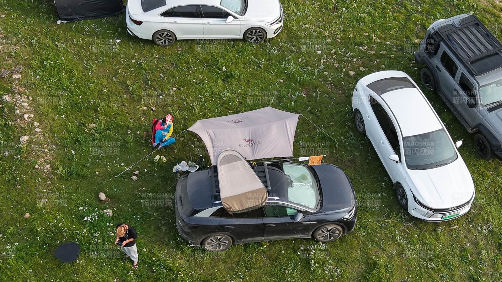 露营野餐 车顶帐篷享受自然图片
